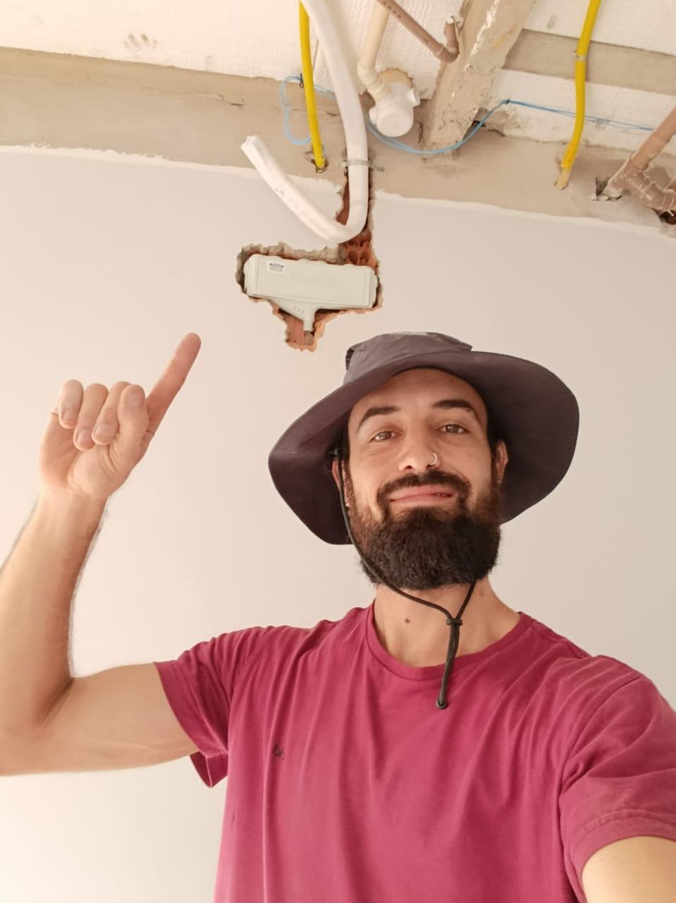 Dr. Eletron instalando placa condensadora