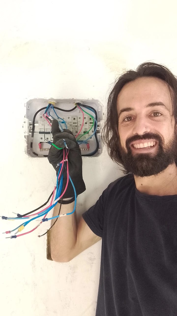 Dr. Eletron atuando na elétrica